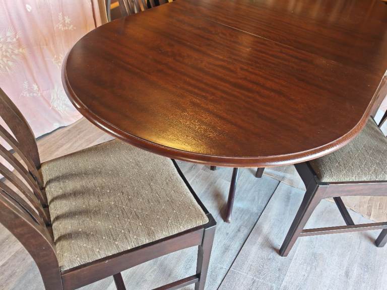 Extendable dining table with 4 chairs 