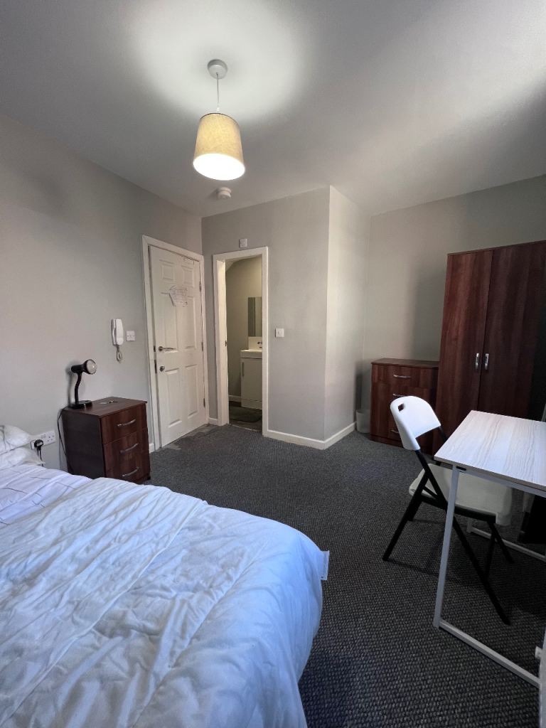 **🏡 Spacious  Ensuite Room in Modern 6-Bed House – Failsworth, Manchester 🏡**  