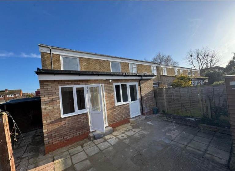 Studio Room – Walton-on-Thames KT12 – DSS Only 