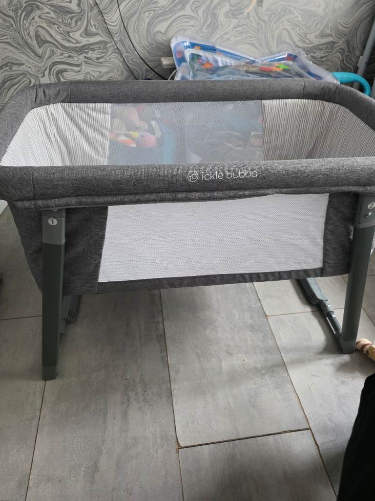 Ikkle bubba rocking bassinet - brilliant condition 