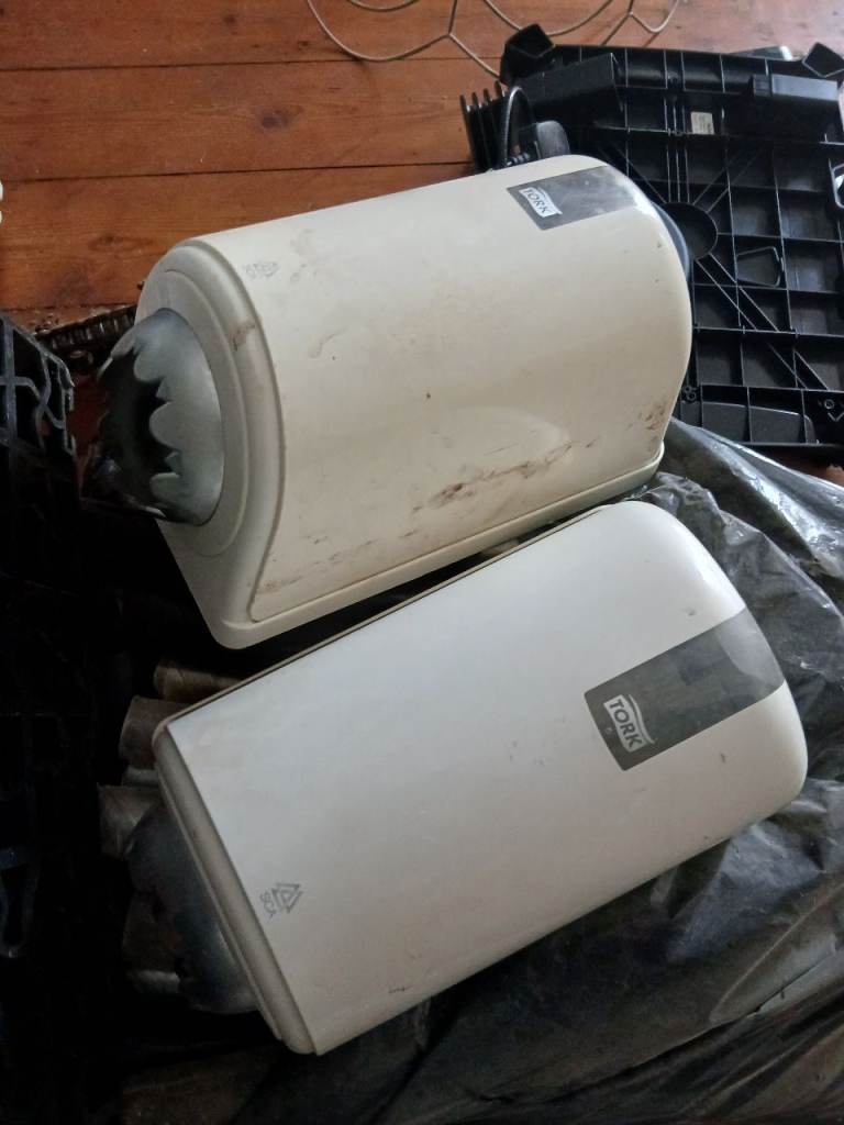 Centre feed towel dispenser 