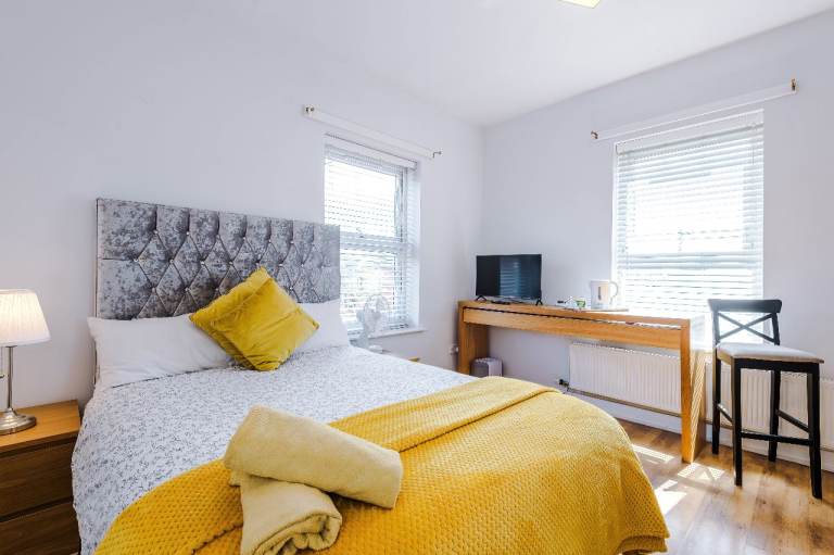 Rooms to rent in 4 bed Salford house | All bills included | Free parking
