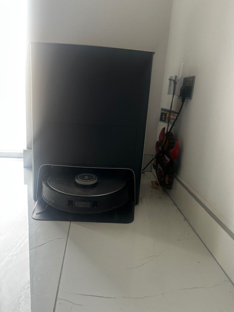Ecovacs Deebot Robot Vacuum with Auto-Empty Station – Good Condition