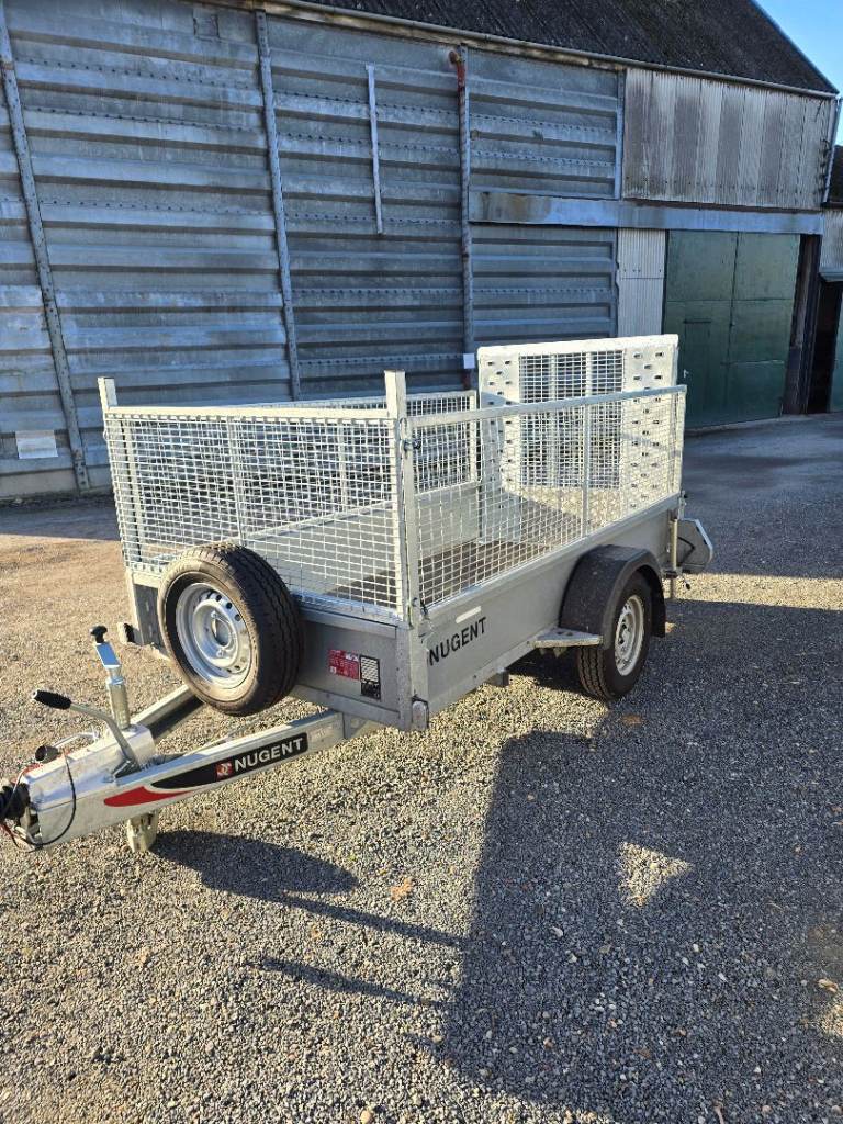 Braked goods trailer
