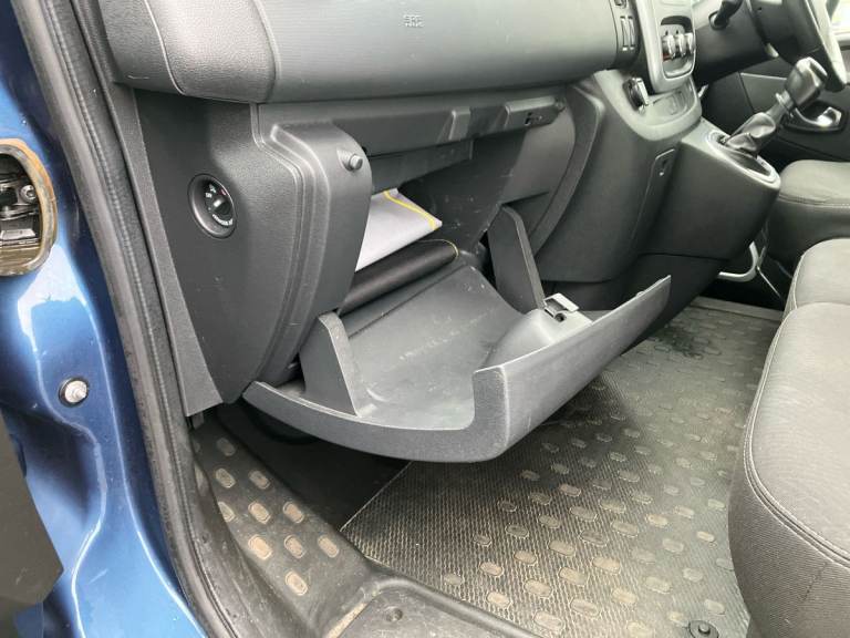 2020 Renault Trafic LL30 ENERGY dCi 120 Sport Nav 9 Seater Standard Roof Minibus DIESEL Manual