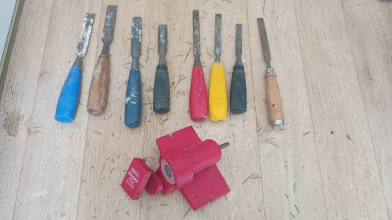 ( set ) 8 wood chisels, various sizes and handle types. INCLUDING SHARPENER