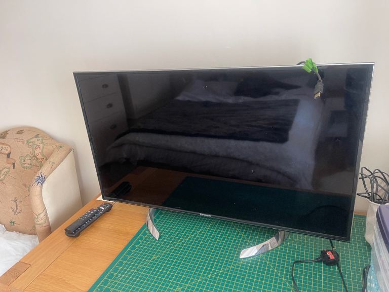 Panasonic smart tv 41in with soundbar and woofer 