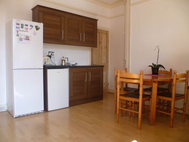 ATTRACTIVE ROOM to RENT in SHARED HOUSE