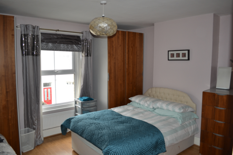 Nice 3 Bedroom House (Ealing) - 20 mins to Centre