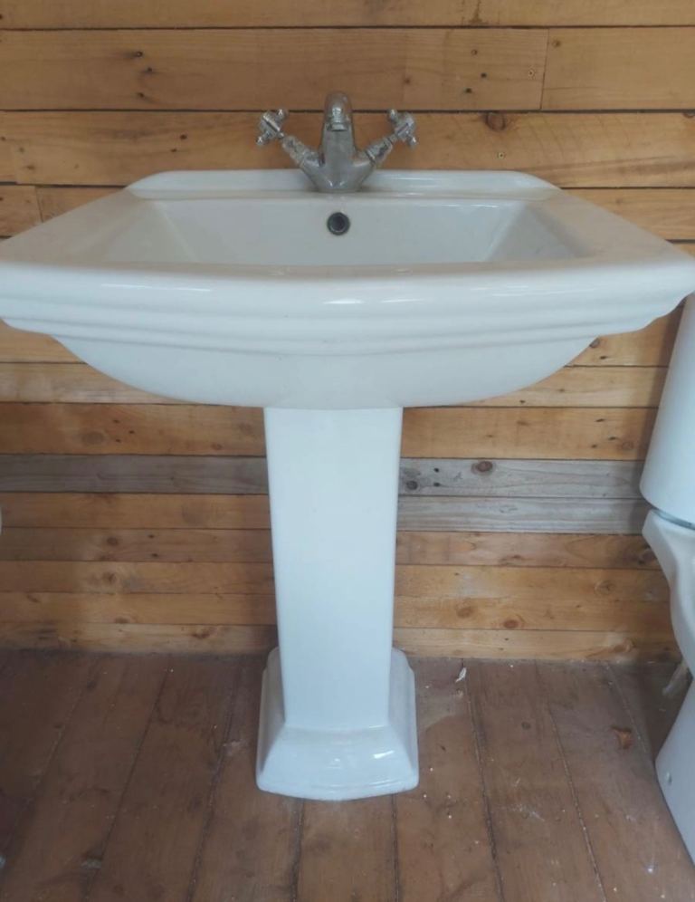 Traditional Victorian-Style Pedestal Sink & Chrome Taps