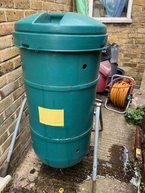 Rotating compost bin.