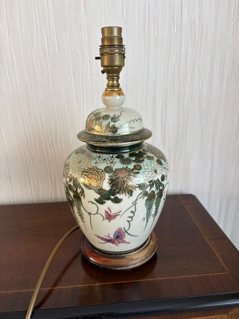 Chinese style ceramic lamp base. 