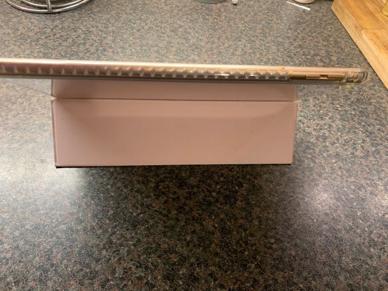 Apple iPad 9.7 6th generation rose gold with case thank you 32GB