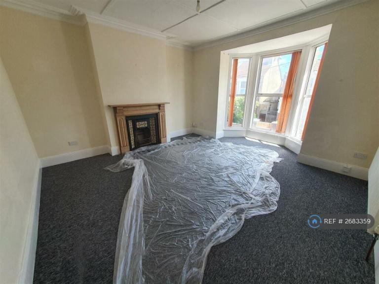 2 bedroom flat in Worthing Road, Southsea, PO5 (2 bed) (#2683359)