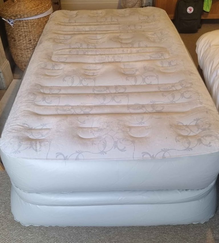 image for Deluxe aerobed single 