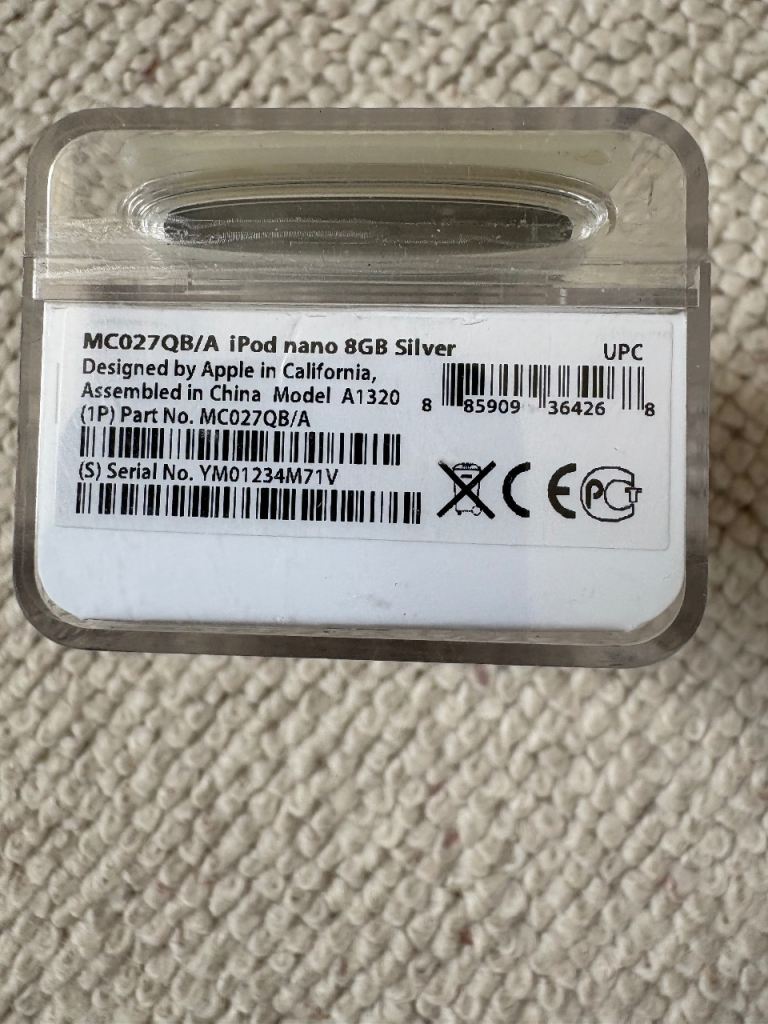 Apple iPod nano 4th Gen 8GB Silver MC027QB/A Video/Photo Playback USBs