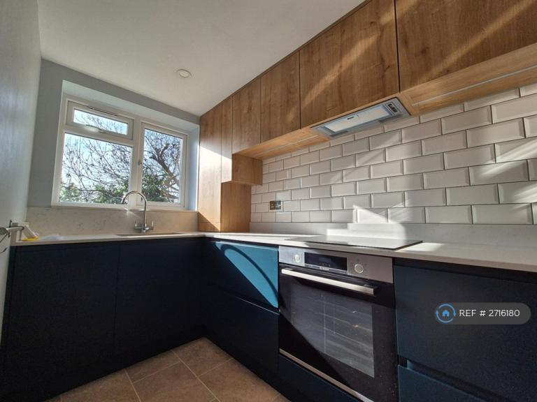 1 bedroom flat in Green Acres, Croydon, CR0 (1 bed) (#2716180)