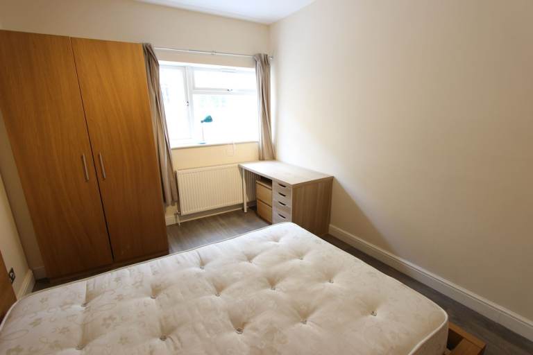 Avail now - 4 DOUBLE BEDROOM FLAT, 2 BATHROOMS. UNI. UCL, WESTMINSTER, SOAS, Uni of LAW, BIRBECK