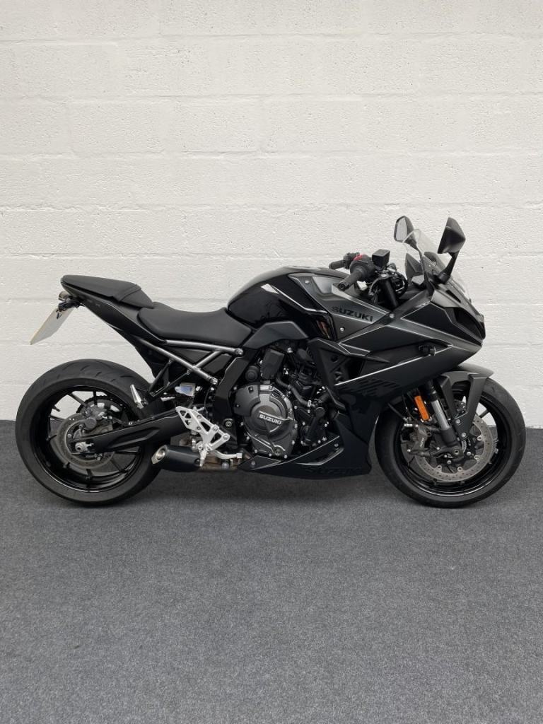 SUZUKI GSX8R - 2024 - 1051 MILES - 2 OWNERS