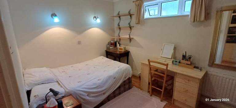 Room in a Shared Flat, with private own use bathroom High Street, KT1