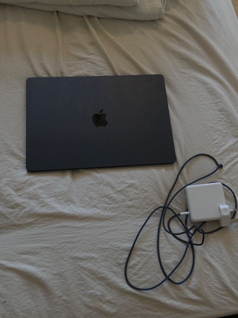 Apple MacBook Air 15" M5 2026 16GB RAM 512GB SSD Midnight AppleCare+ Mint UK