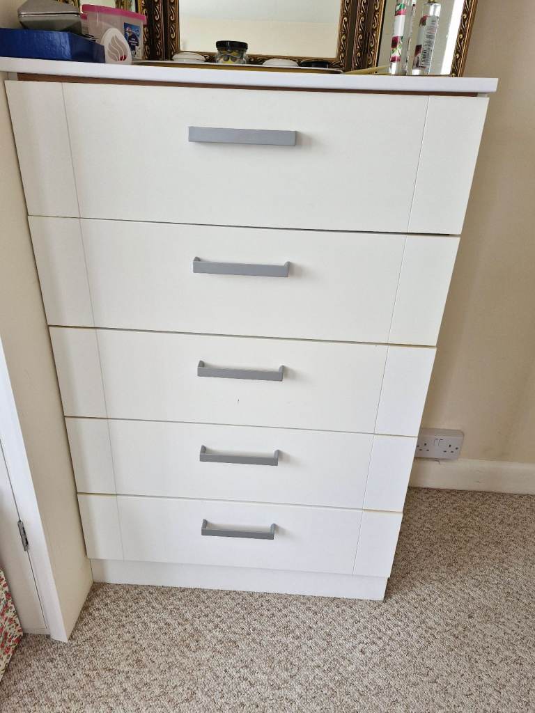 Chest of drawers