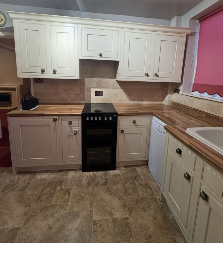 High-Quality Shaker Style Kitchen – Cream & Oak Finish