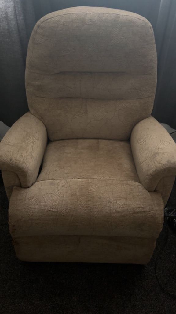 Comfortable Beige Fabric electric Recliner Armchair – Good Condition