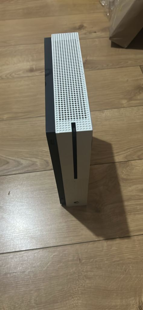 Xbox one s slim console - faulty as it won’t seem to update - turns on fine and still reads discs 
