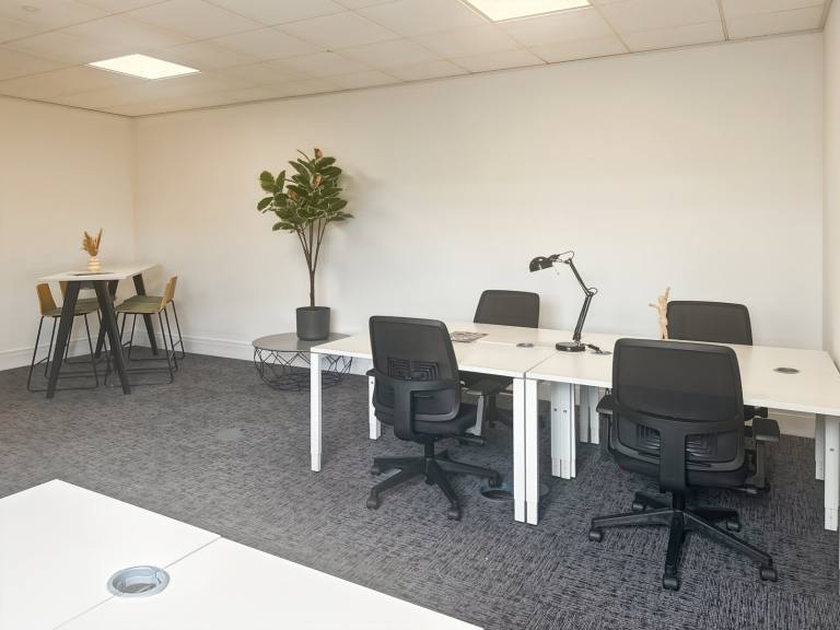 Falkirk - FK1 1XE \ Serviced Office for Rent with 5-Desk Capacity