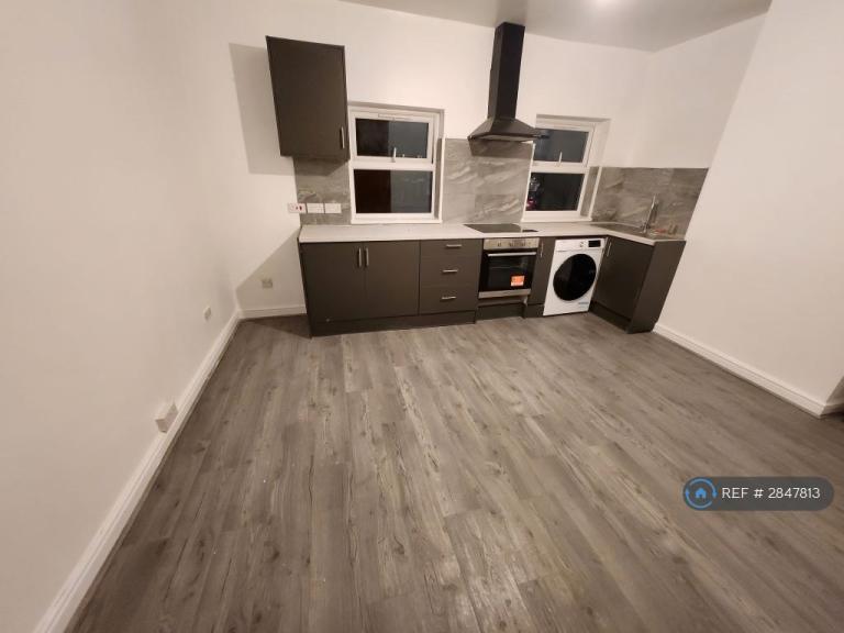 4 bedroom flat in Stockingstone Road, Luton, LU2 (4 bed) (#2847813)