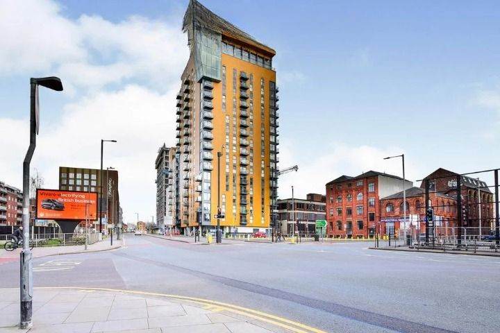 Well-presented one-bedroom apartment in the highly sought-after Skyline Central development.