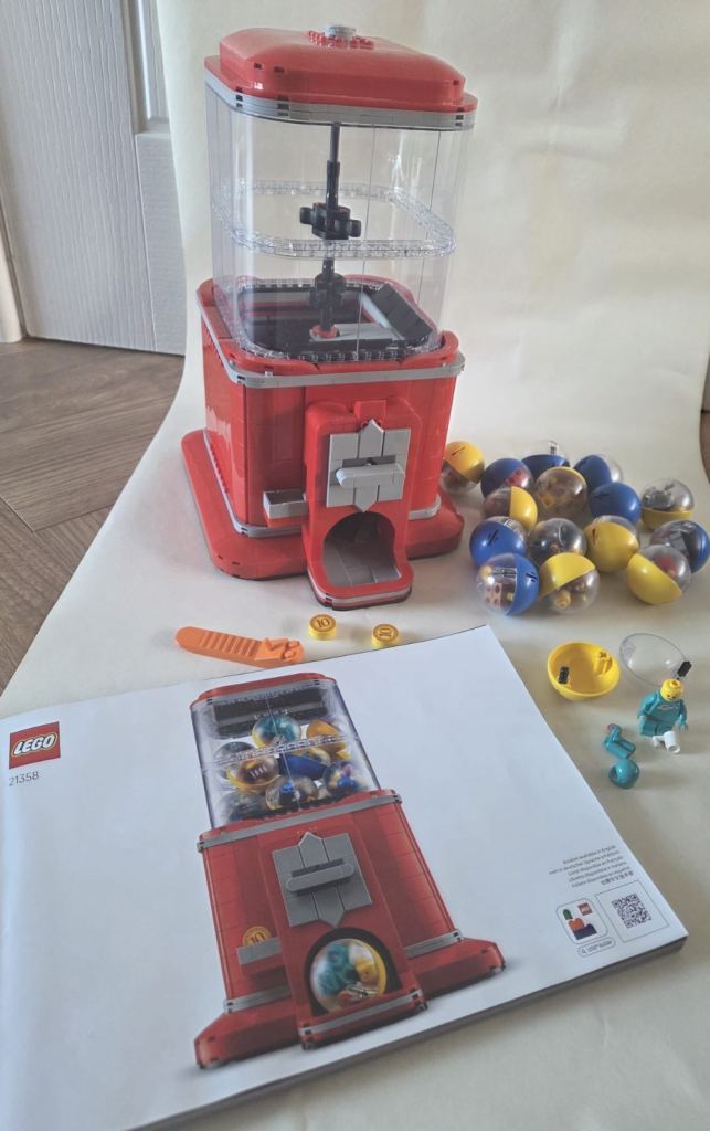 Lego mini figure vending machine 21358 (OPEN TO OFFERS)