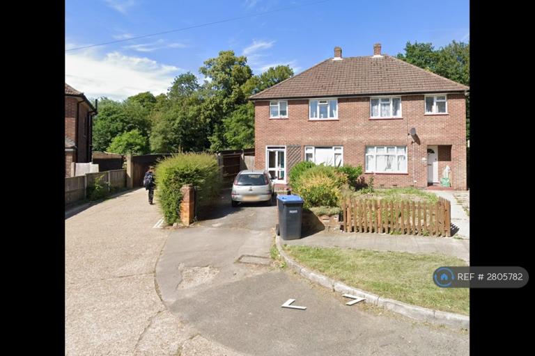 5 bedroom house in Spring Rise, Egham, TW20 (5 bed) (#2805782)