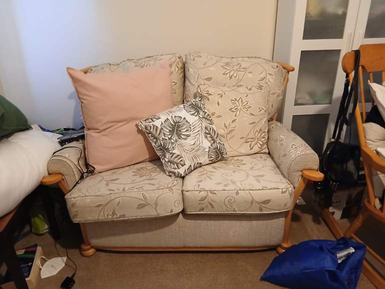 Two-Seater Sofa with Floral Pattern – Good Condition