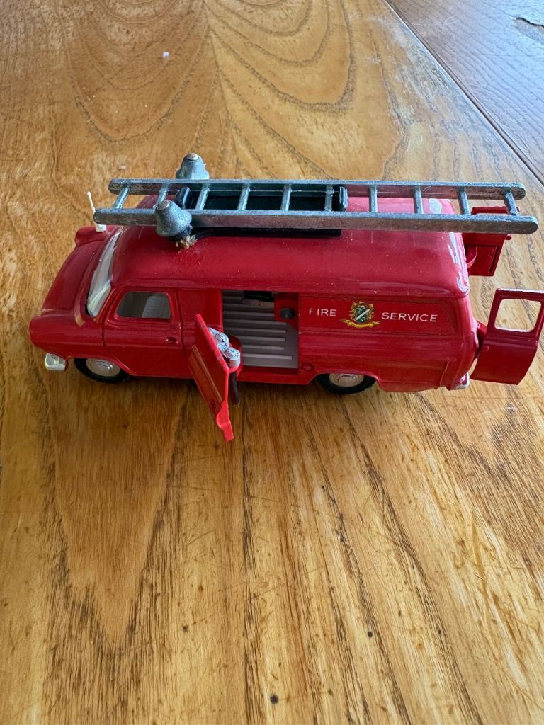 Dinky Toys Ford Transit Fire Appliance No 286 – Red, Good Condition