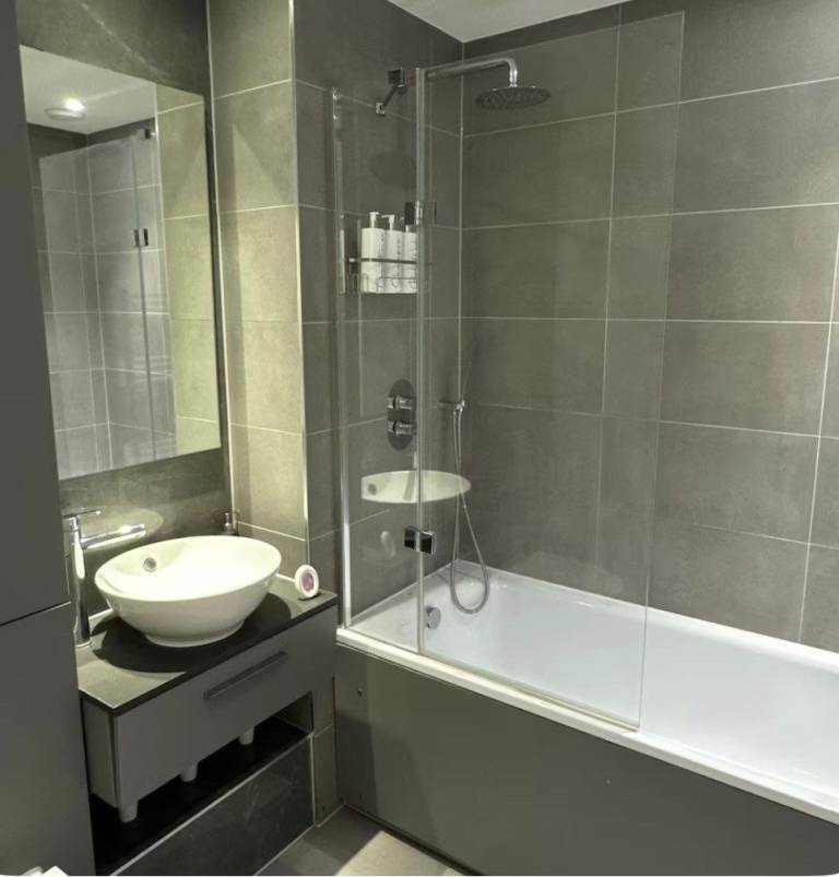 (Only one other tenant+ALL BILLS).. DOUBLE Room in Canning Town, E16 2UF for £1150pcm AVAILABLE NOW!