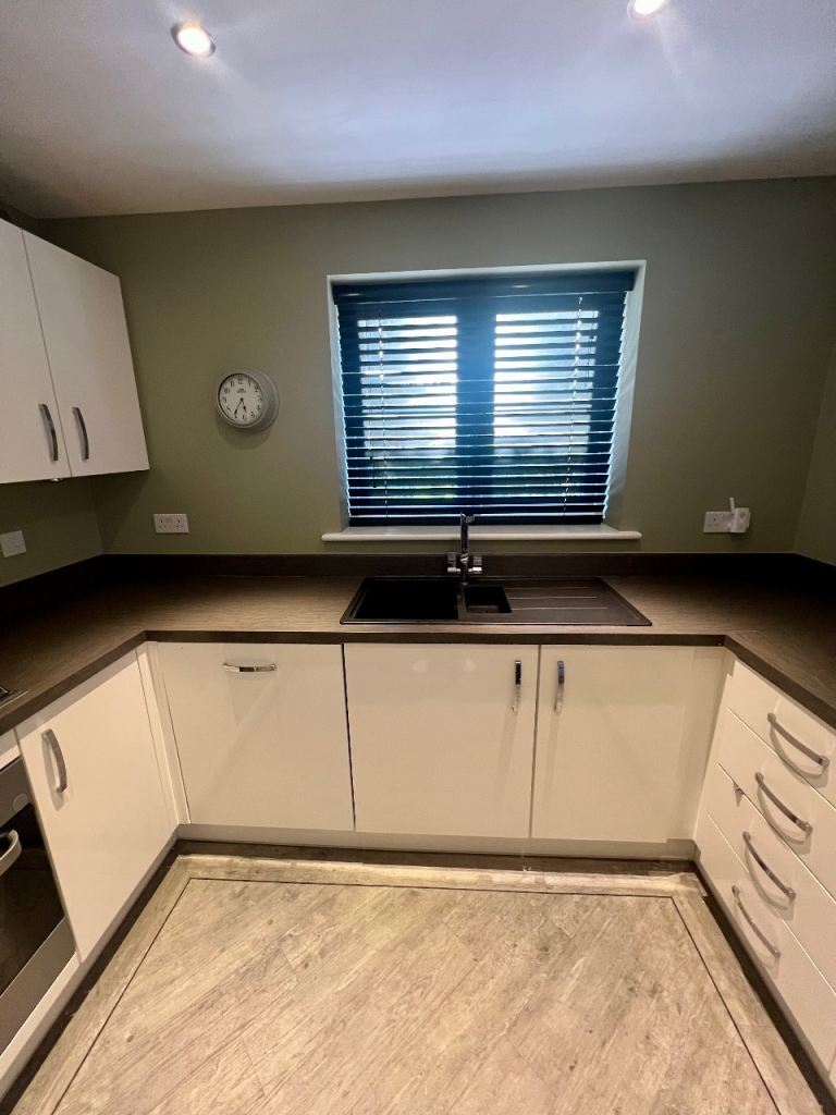 Fully fitted kitchen with appliances 