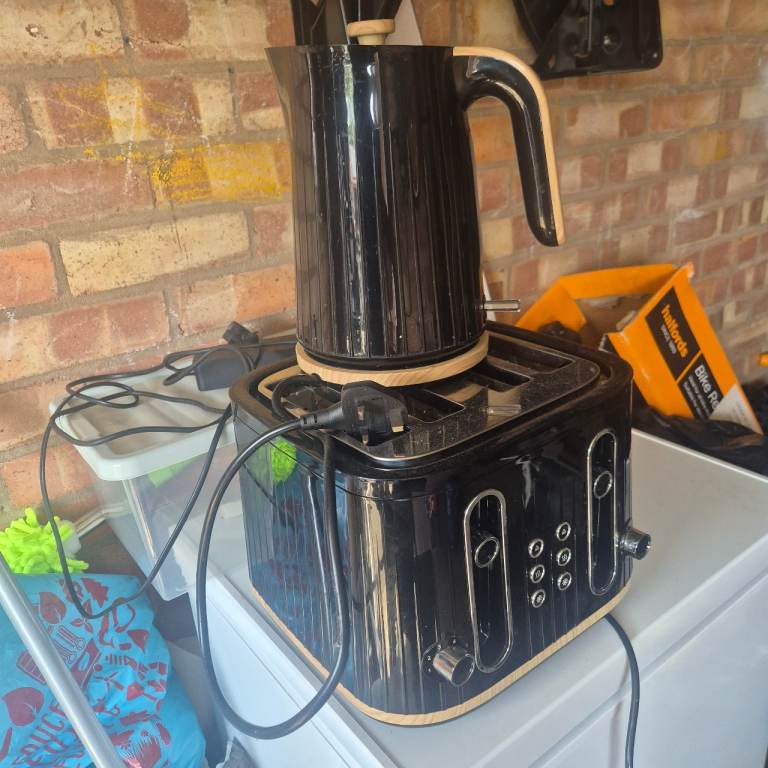Black Kettle and 4-Slice Toaster Set – Good Condition