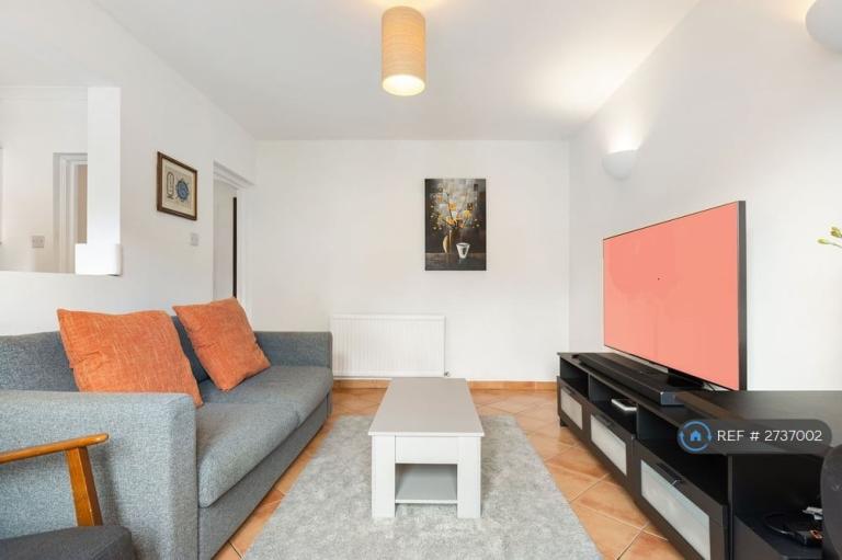 1 bedroom flat in Hopewell Yard, London, SE5 (1 bed) (#2737002)