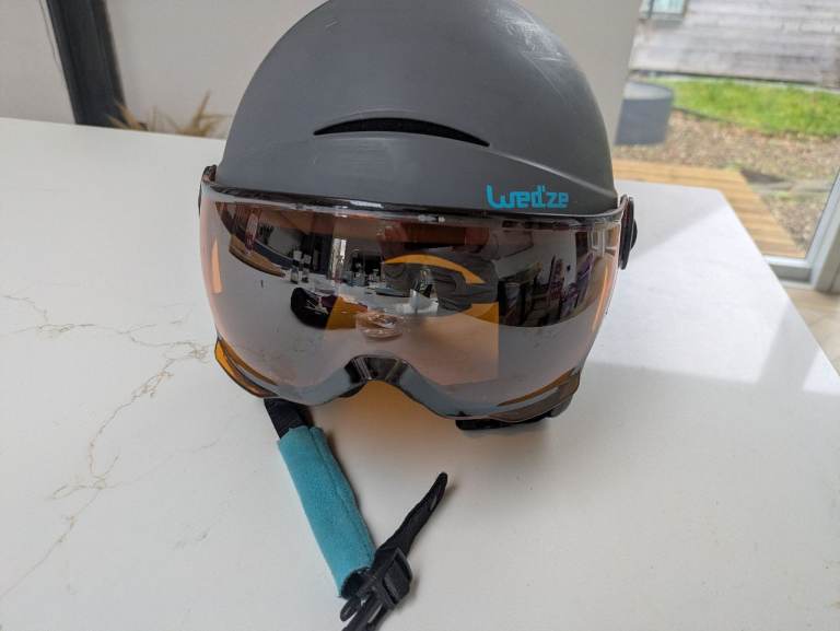 Ski helmet