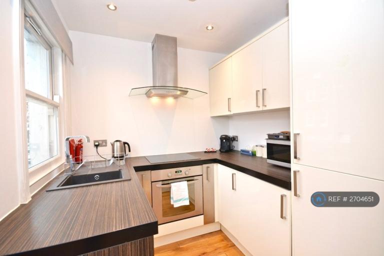 1 bedroom flat in Battersea Rise, London, SW11 (1 bed) (#2704651)