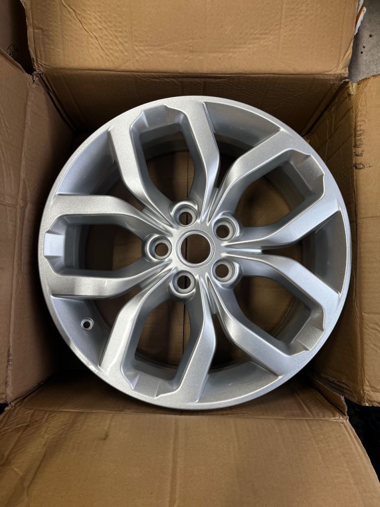 Genuine Land Rover Discovery 5 Alloy wheel 19”