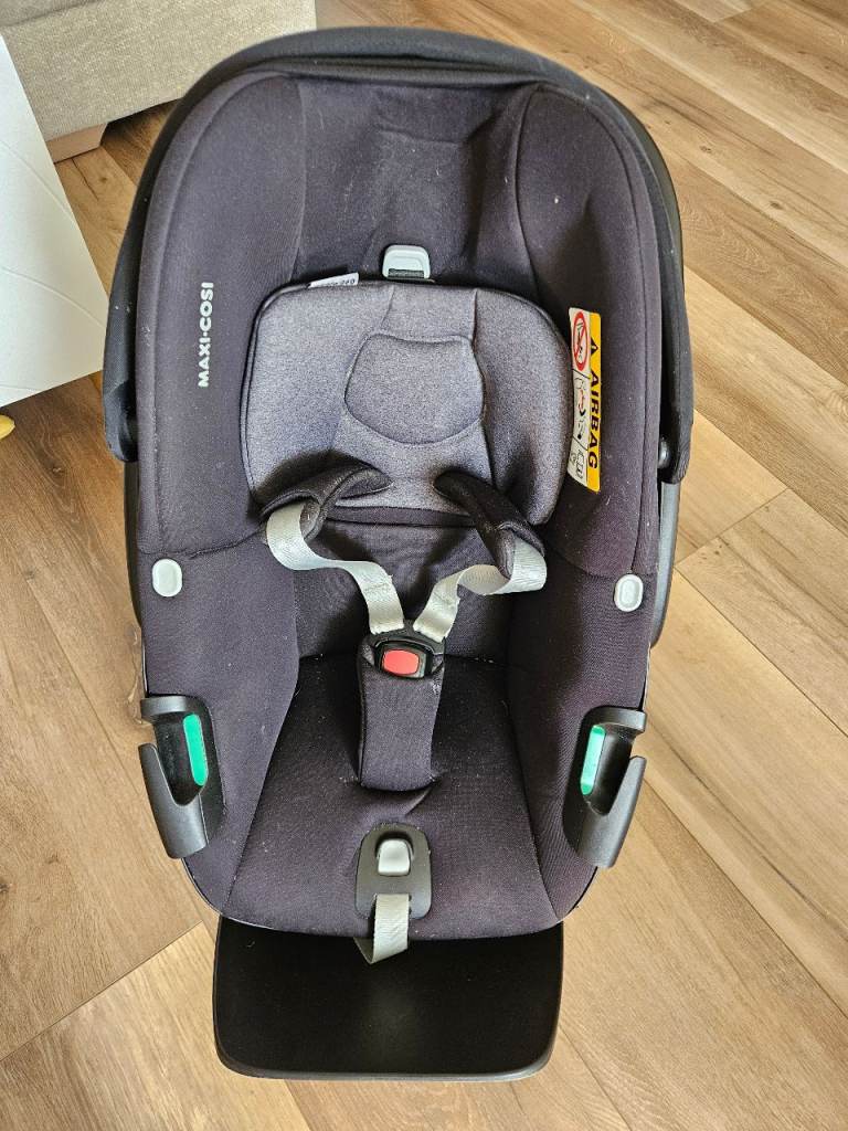 Maxi-Cosi Car Seat with ISOFIX Base – Good Condition