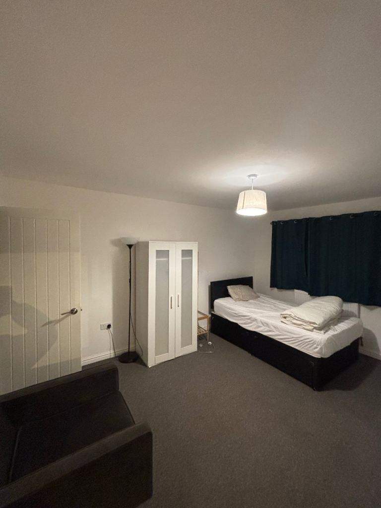 Spacious & Cosy Studio for Rent in - MK13 7 NY