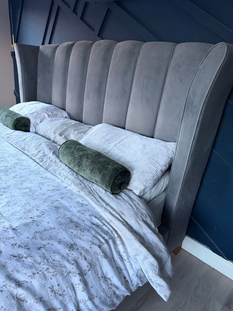 Super king size bed frame ( like new) 