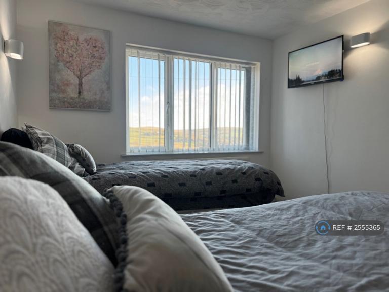 1 bedroom in Rochdale Road, Denshaw, Oldham, OL3 (#2555365)