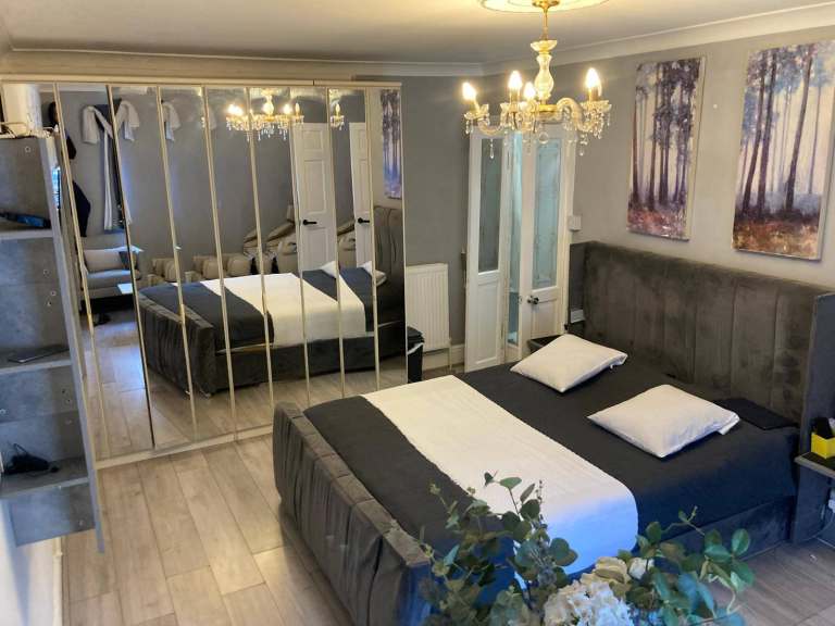 Large Studio-Style En-Suite Room – East Ham E6 – £1,050 Bills Included