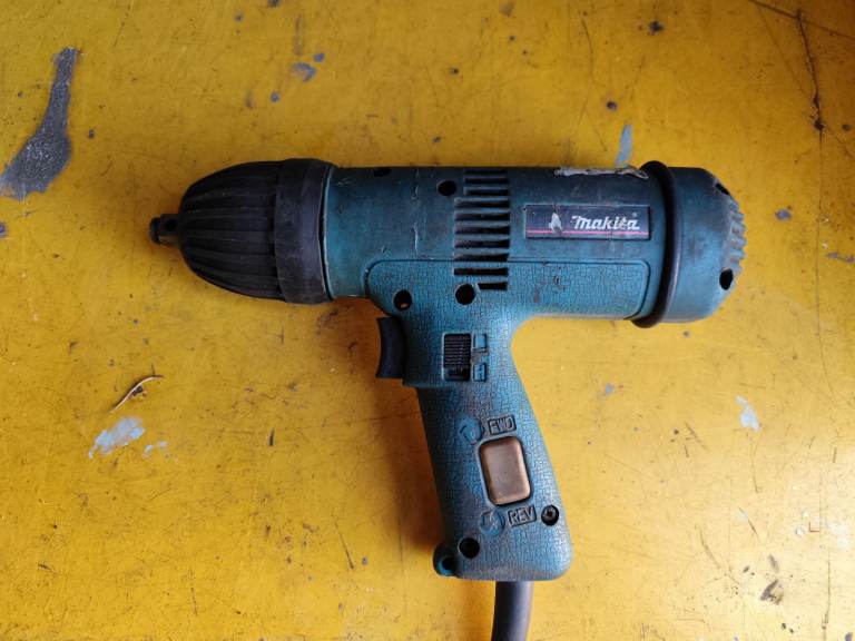 Makita 6904VH/2 Square Drive Impact Wrench - Blue/Black