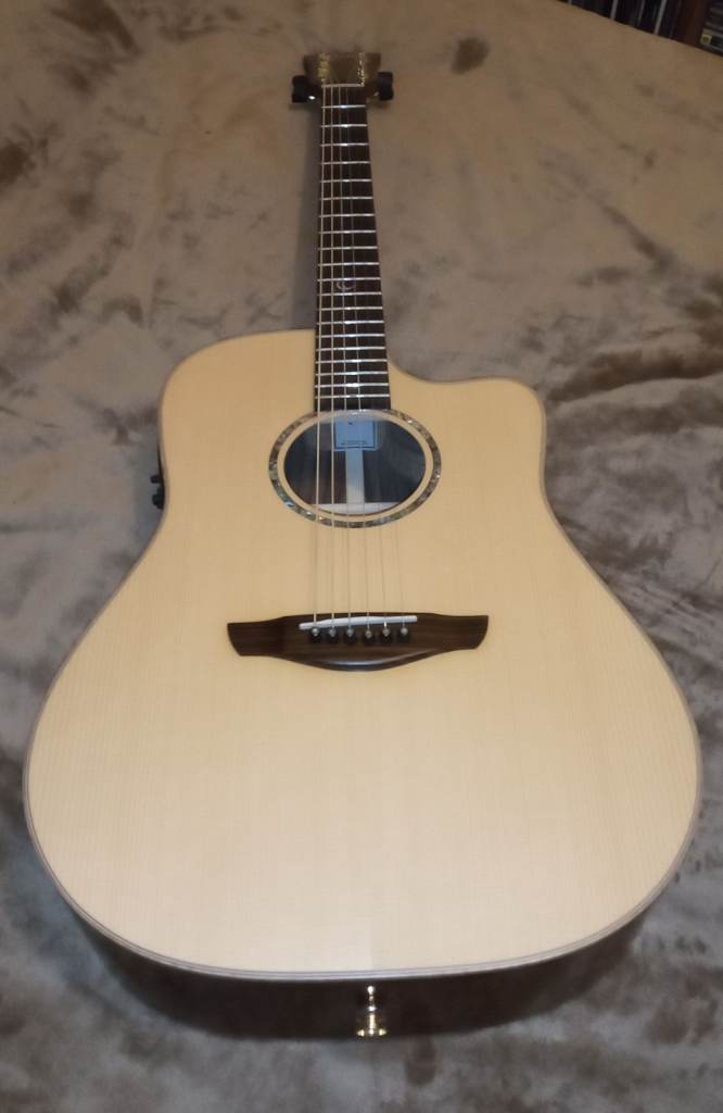 Faith Hi Gloss Saturn Cutaway electro acoustic guitar with OHSC